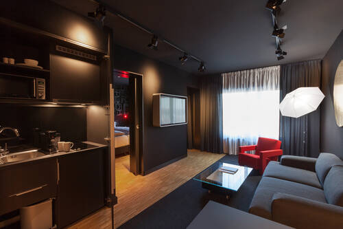 Wohn- und Kochbereich der Studio Deluxe "Darkroom".
