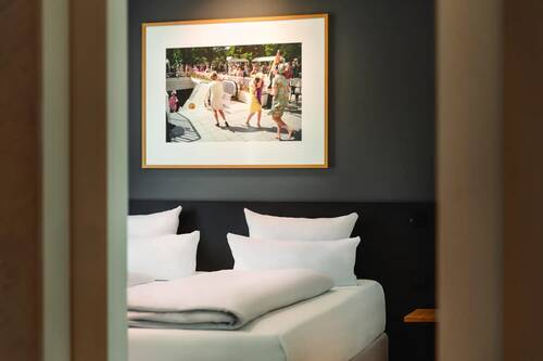 Die Suite Superior mit einem stilvollen Bild über dem Bett.