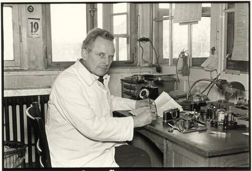 Oskar Barnack an seinem Arbeitsplatz 1934