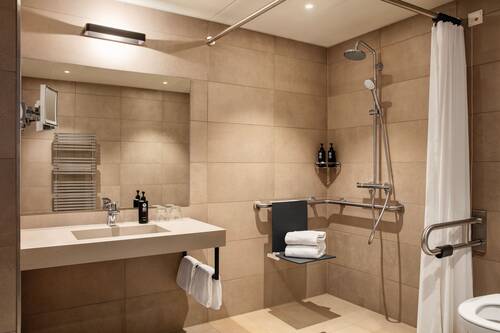 Großzügiges, barrierefreies Badezimmer mit komfortabler Einrichtung.