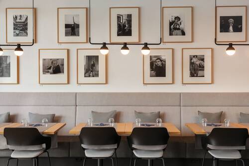 Sitzplätze und Bildergalerie im Restaurant Oskar's.