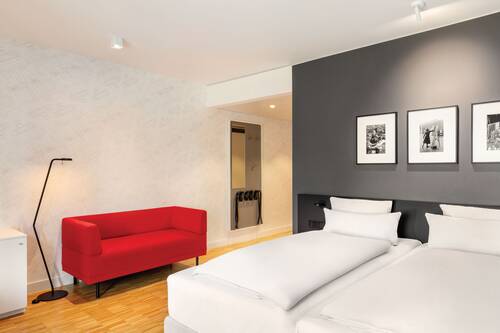 Barrierefreies Zimmer im Ernst Leitz Hotel mit zwei Einzelbetten und hochwertiger Ausstattung.