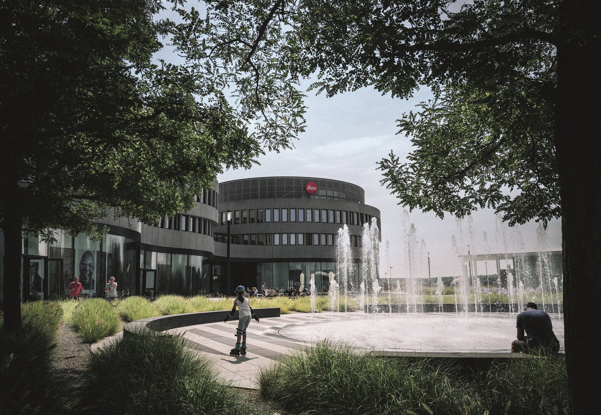 Der Campus der Leica-Welt mit Springbrunnen und Headquarter.