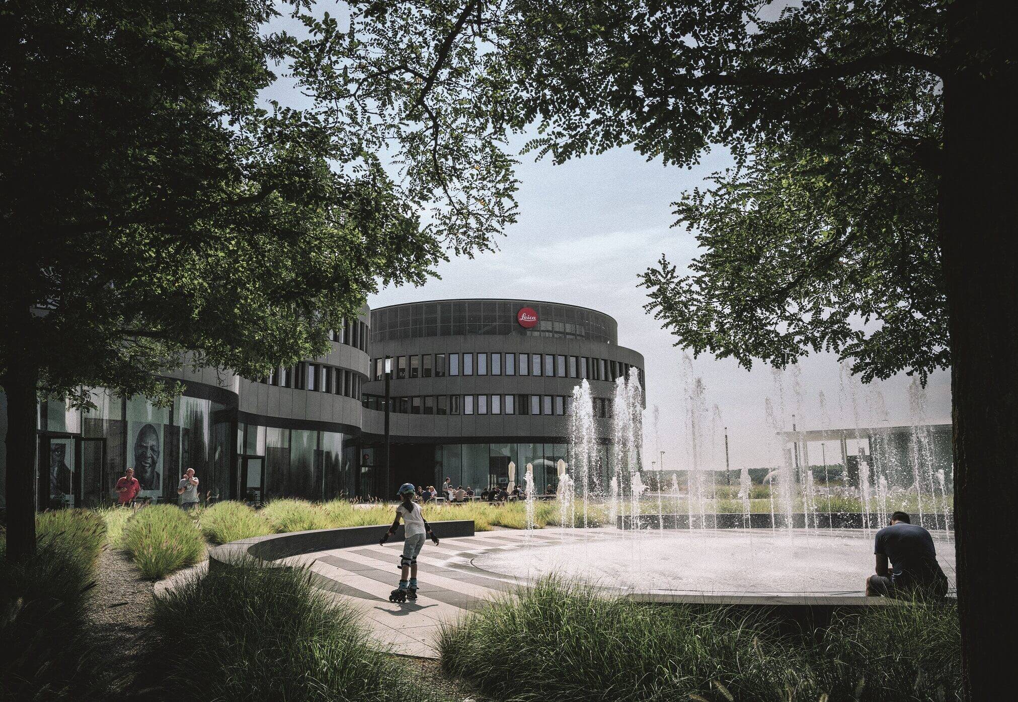 Der Campus der Leica-Welt mit Springbrunnen und Headquarter.