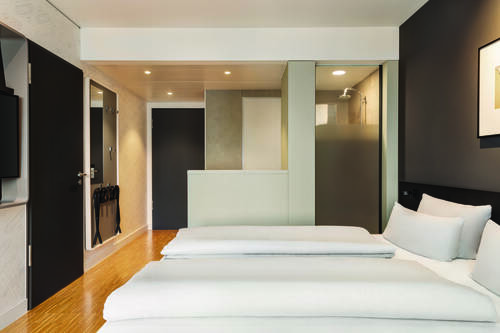 Standardzimmer mit zwei Einzelbetten im Ernst Leitz Hotel.