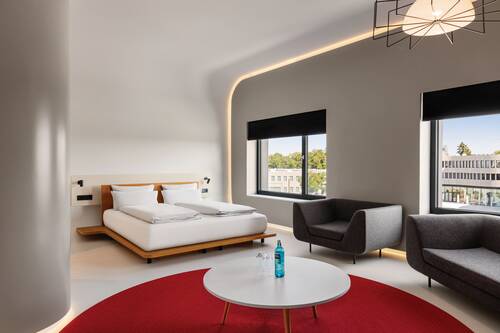 Suite Executive with king bed at the Ernst Leitz Hotel.