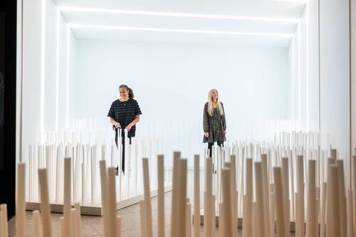 Zwei Frauen stehen im Ernst Leitz Museum und sehen sich staunend um.