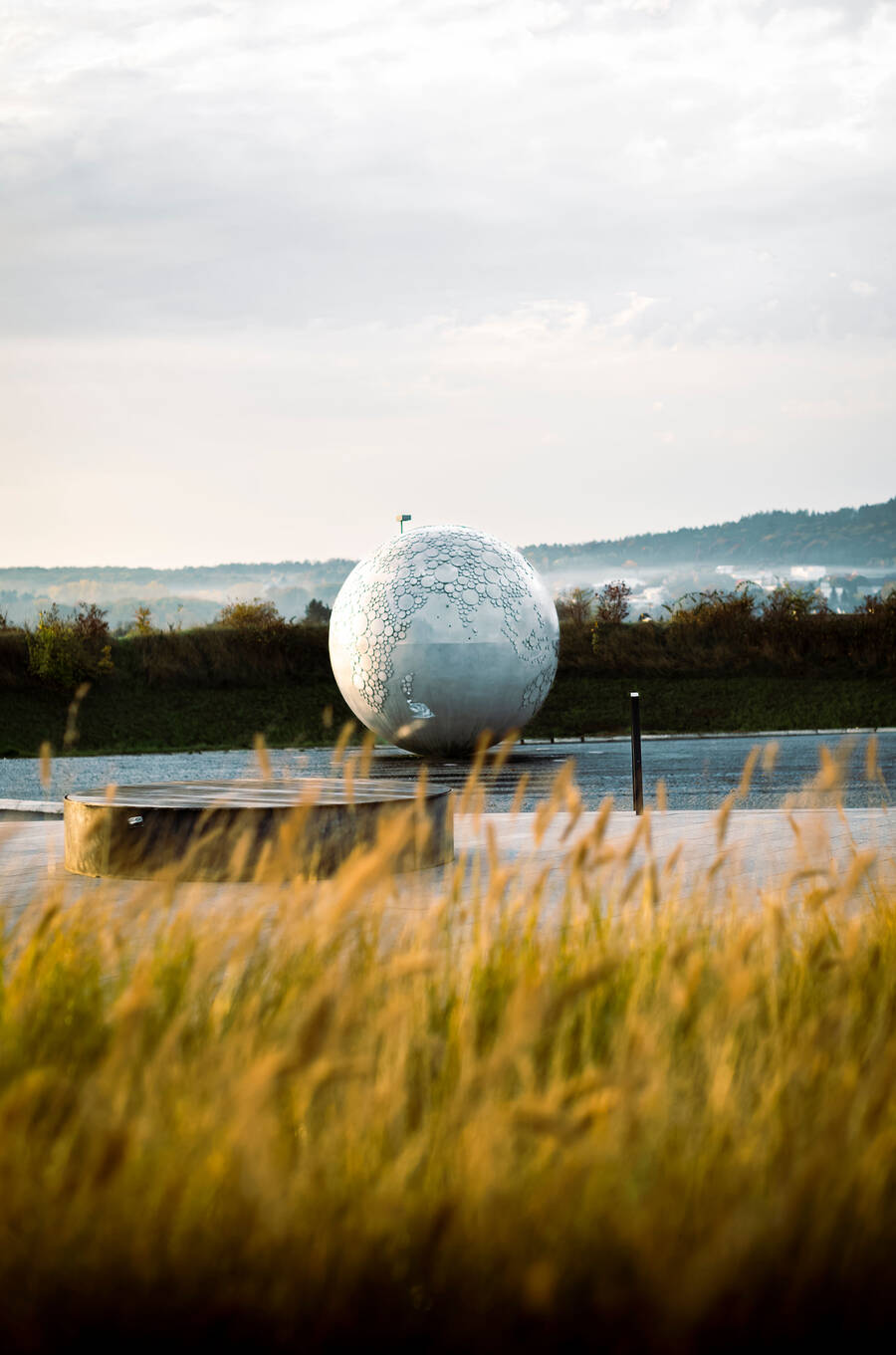 Der Kreisel an der Leica Welt im Leitz-Park ist ein Kreisverkehr, der durch eine Weltkugel aus Stahl auffällt.