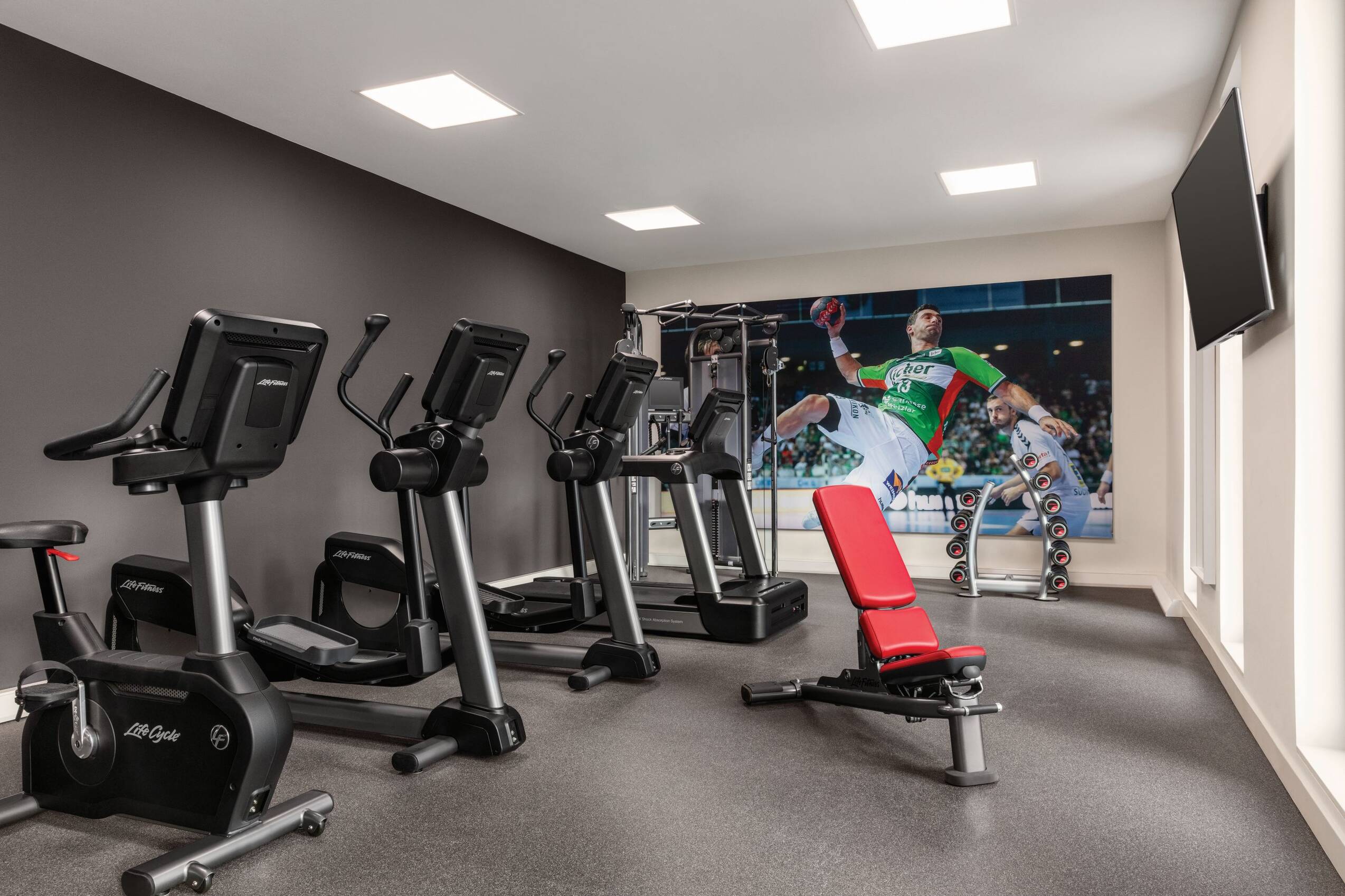Fitnessraum mit modernen Geräten im Ernst Leitz Hotel.