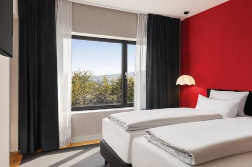 Deluxe studio with two single beds and a view of nature.