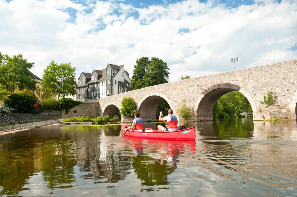 Zwei Personen fahren mit dem Kanu auf der Lahn bei Wetzlar.