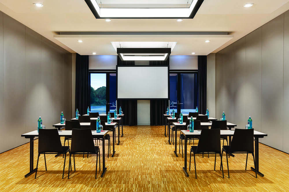 Tisch- und Stuhlreihen im Tagungsraum im Ernst Leitz Hotel.
