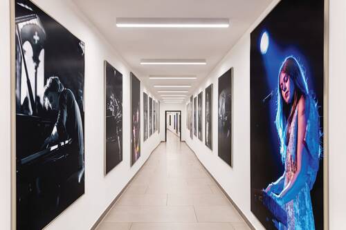 Hallway-Galerie in den Fluren des Ernst Leitz Hotels.