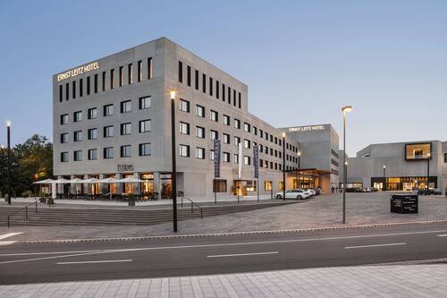 Das Ernst Leitz Hotel in der Abenddämmerung.
