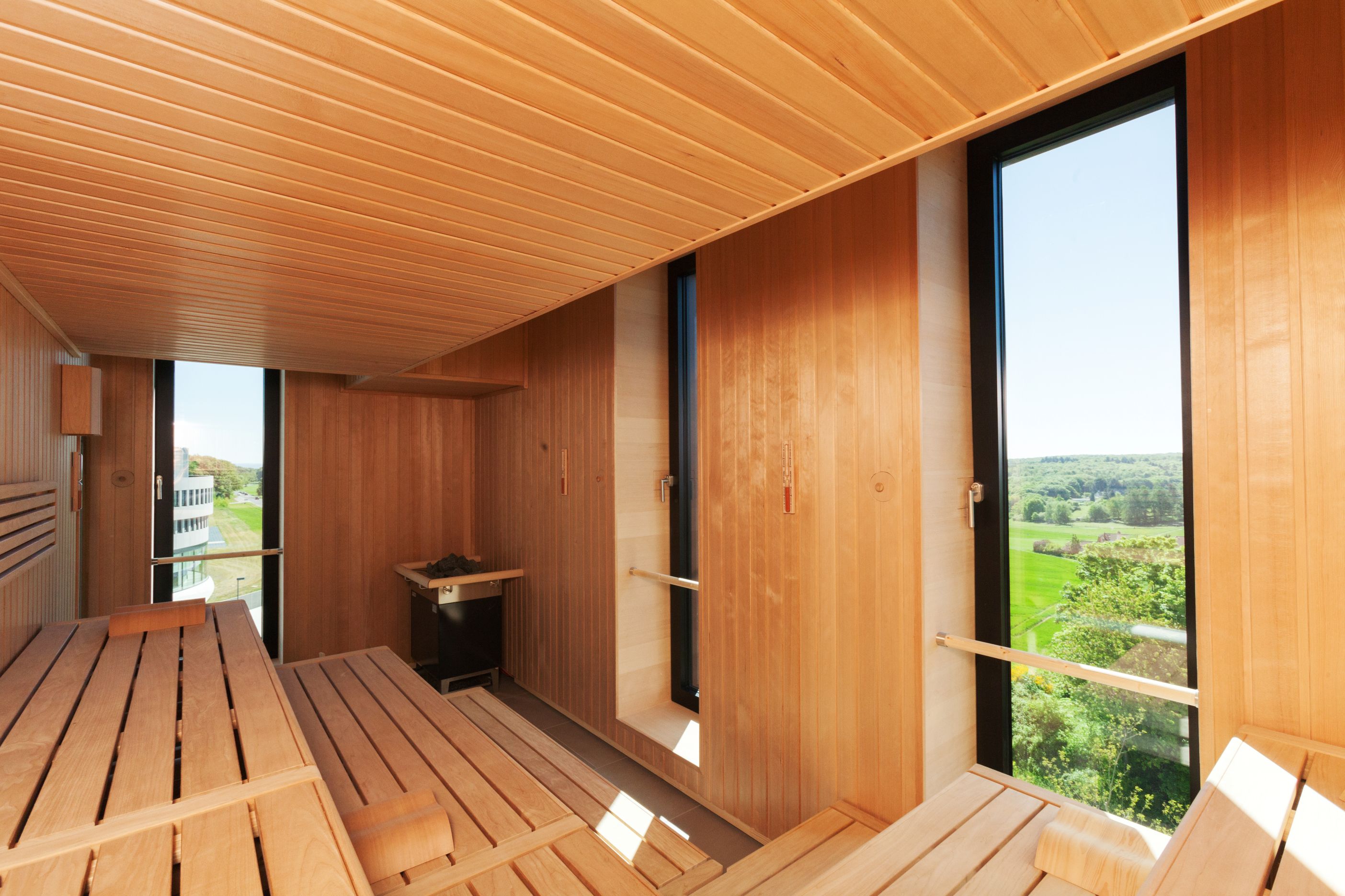 Die Sauna mit Naturblick im Wellnessbereich des Ernst Leitz Hotels