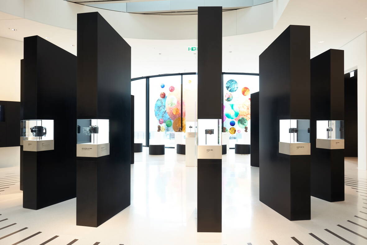 Diverse Leica Modelle sind stilvoll in der Leica Welt ausgestellt.