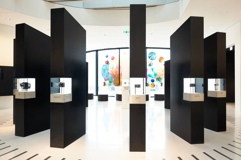Diverse Leica Modelle sind stilvoll in der Leica Welt ausgestellt.